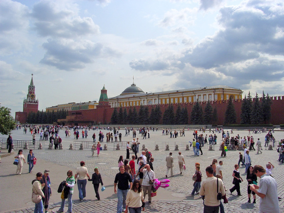[060730-324] Kreml-Mauer mit Lenin-Mausoleum