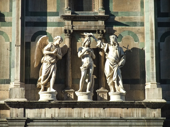 20091211-012 Figuren über dem Porta del Paradiso