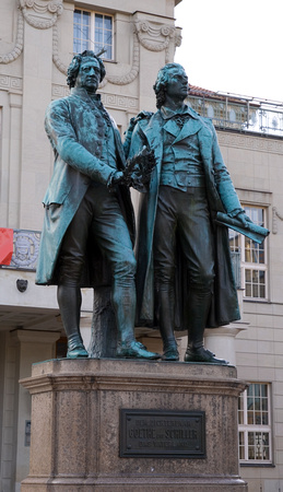 20070217-025  Statuen von Goethe und Schiller auf dem Theaterplatz